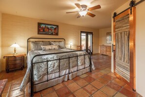 3 bedrooms, iron/ironing board, free WiFi, bed sheets - Mountain Views, Pool, Hot Tub, Outdoor Fireplace (Tucson)