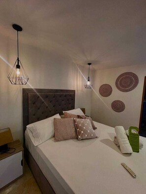 Quarto casal básico | Escrivaninha, espaço de trabalho para notebook, Wi-Fi de cortesia