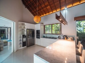 Kühlschrank, Mikrowelle, Herdplatte, Wasserkocher mit Kaffee-/Teezubehör