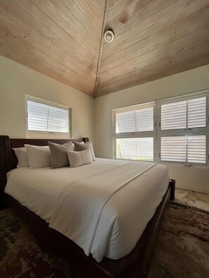 7 bedrooms, desk, iron/ironing board, travel crib - Private Waterfront Estate for 16- Two Apartments & One house. (Green turtle cay)