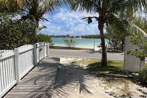 2 Apartments , 1 home , sleeps 16 on Coco Bay