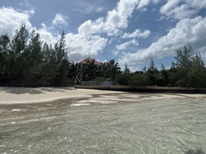 On the beach, beach towels - Beachfront  Estate  on Coco Bay , sleeps up to 17 guests , star-link internet (Green turtle cay)
