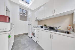 Refrigerador, microondas, parrilla de estufa y cafetera y tetera 