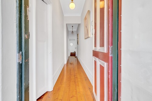 A Beautiful Terrace House With Parking & Courtyard