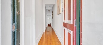 A Beautiful Terrace House With Parking & Courtyard