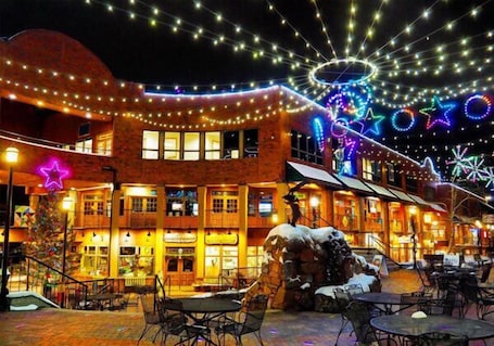 Outdoor dining. Ski In-Out 2bd/3ba Condo - Sleeps Like a 3 Bedroom