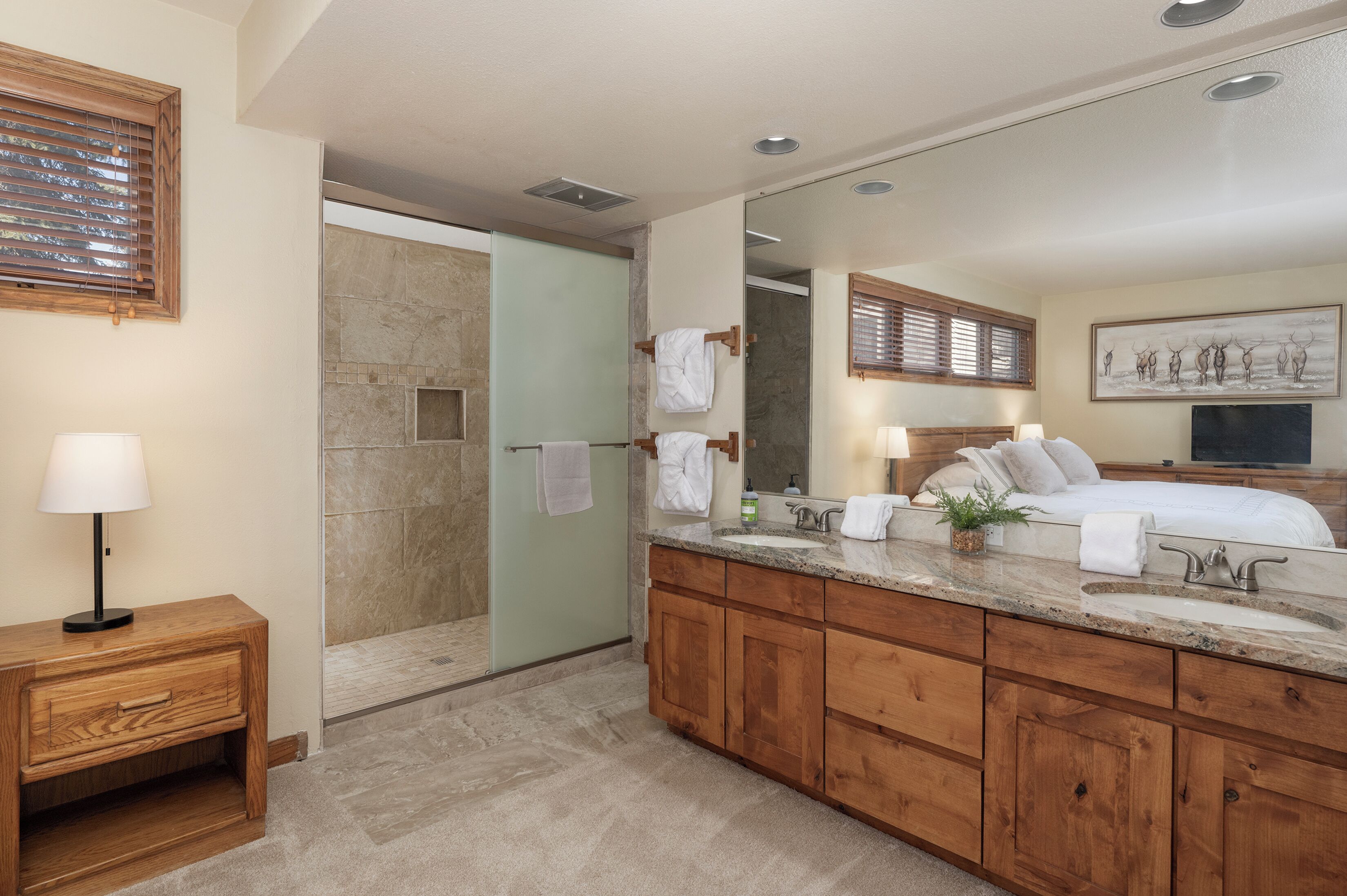 2 quartos, escrivaninha, ferros/tábuas de passar roupa