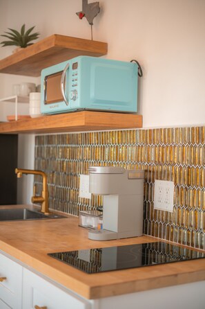 Réfrigérateur, micro-ondes, cafetière/bouilloire