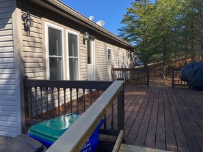 Terrace/patio - Cozy and quiet, but close to all the good stuff. Amazing mountain view. (Winfield)