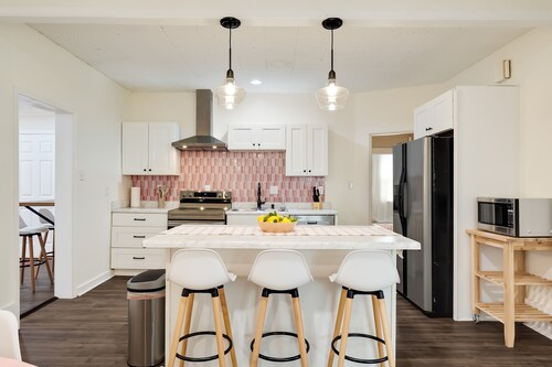 Welcome to your Spacious and Vivacious Getaway! Game room & fire pit &workspace!