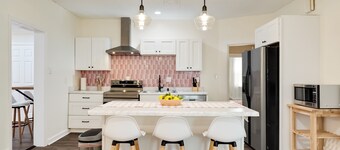 Welcome to your Spacious and Vivacious Getaway! Game room & fire pit &workspace!