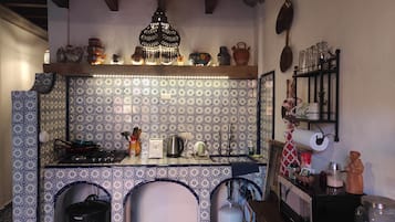 Microondas, tetera eléctrica, licuadora y utensilios de cocina