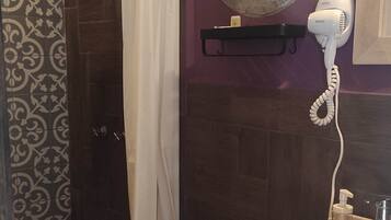 Kamar Double Deluks | Kamar mandi | Pengering rambut, handuk, sabun, dan sampo