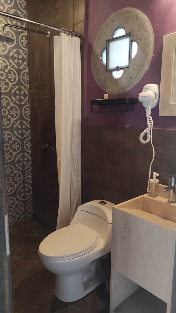 Deluxe Double Room | Bathroom | Hair dryer, towels, soap, shampoo