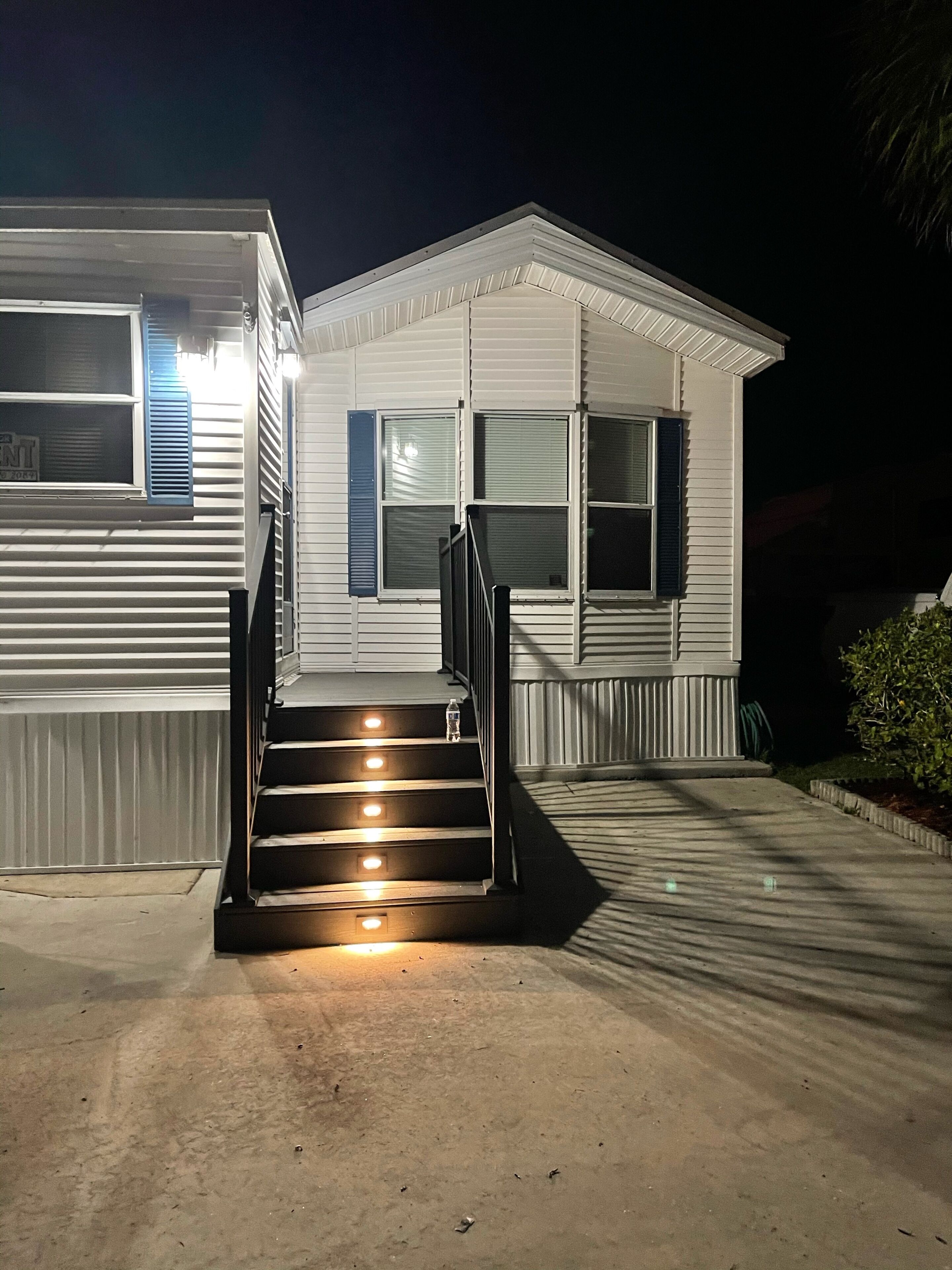 Cozy beach cottage for up to 4 adults and 2 minors.  Short walk to beach.
