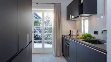 Een koelkast, een oven, een kookplaat, een vaatwasser