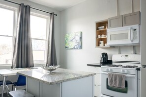 雪櫃、微波爐、焗爐、爐具