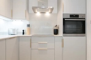Fridge, oven, stovetop, dishwasher