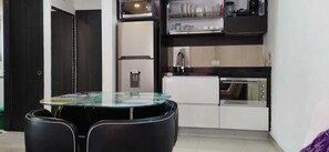 Kühlschrank, Mikrowelle, Ofen, Wasserkocher mit Kaffee-/Teezubehör