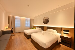 Premium bedding, down duvets, free minibar items, blackout curtains - Changsheng Hotel  (Jiangmen)