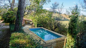 A wooden swimming pool surrounded by trees and a small building with a patio. - 3 bedroom amazing home in Montelabbate (Montelabbate)