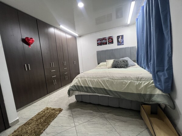 1 soverom, strykejern/-brett og sengetøy