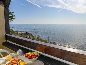 Outdoor dining - Lovely apartment for 3 guests with WIFI, TV, terrace and pets allowed (Carnac)