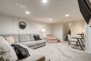 House | Living area | Smart TV - Bon Voyage (Colorado Springs)
