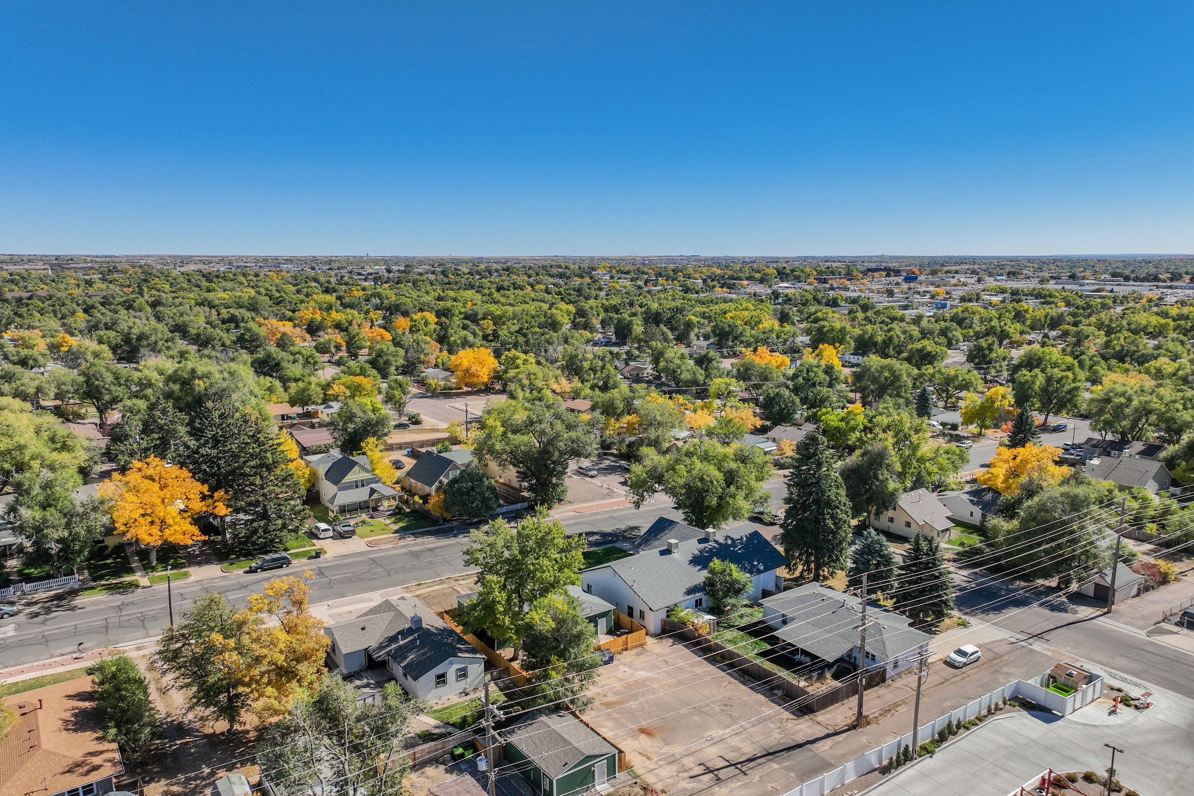 Vue aérienne d’un quartier résidentiel avec des maisons, des rues et des arbres.