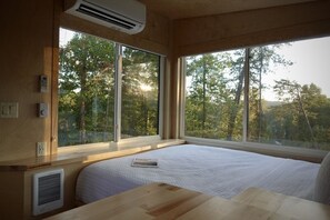 1 bedroom, desk, free WiFi, bed sheets - Tennessee Tiny Home: Perfect Couples Getaway. Fire pit, grill, views, full bath (Sevierville)