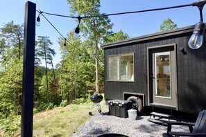 Exterior - Tennessee Tiny Home: Perfect Couples Getaway. Fire pit, grill, views, full bath (Sevierville)
