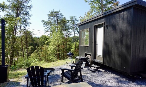 Property grounds - Tennessee Tiny Home: Perfect Couples Getaway. Fire pit, grill, views, full bath (Sevierville)