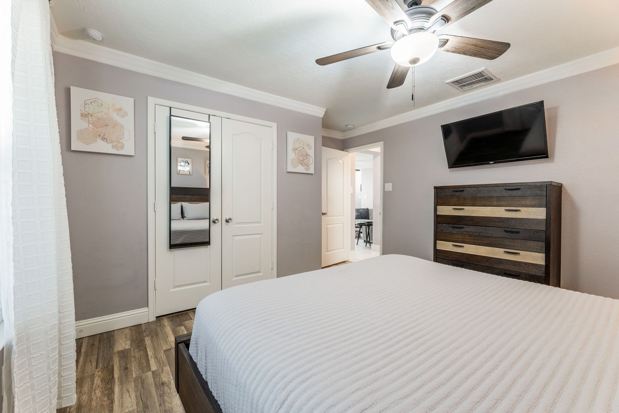 3 habitaciones, escritorio, tabla de planchar con plancha y wifi gratis 