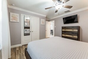 3 bedrooms, desk, iron/ironing board, free WiFi - Cozy 2-Bedroom Home w/ Study Room near IAH Airport (Houston)