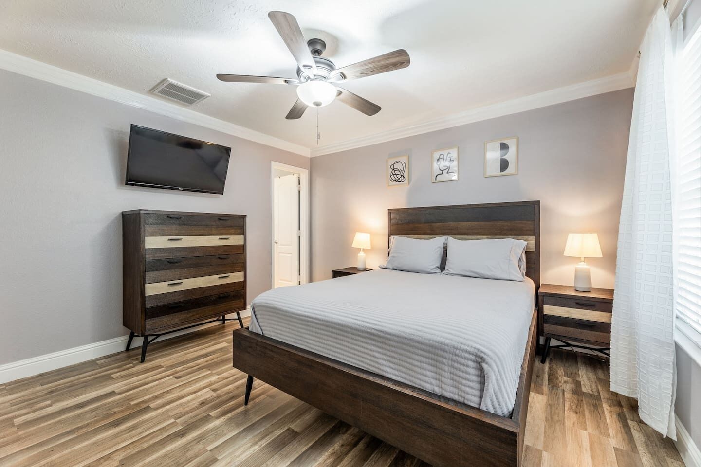 Escritorio, tabla de planchar con plancha, wifi gratis y ropa de cama