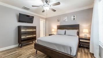 Escritorio, tabla de planchar con plancha, wifi gratis y ropa de cama