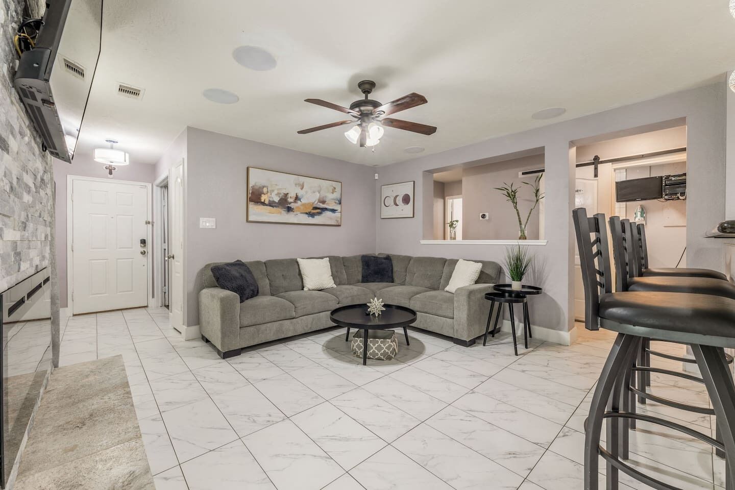 Una Smart TV, una chimenea, un reproductor estéreo