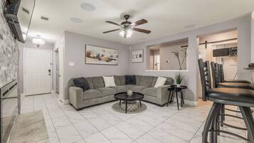 Una Smart TV, una chimenea, un reproductor estéreo