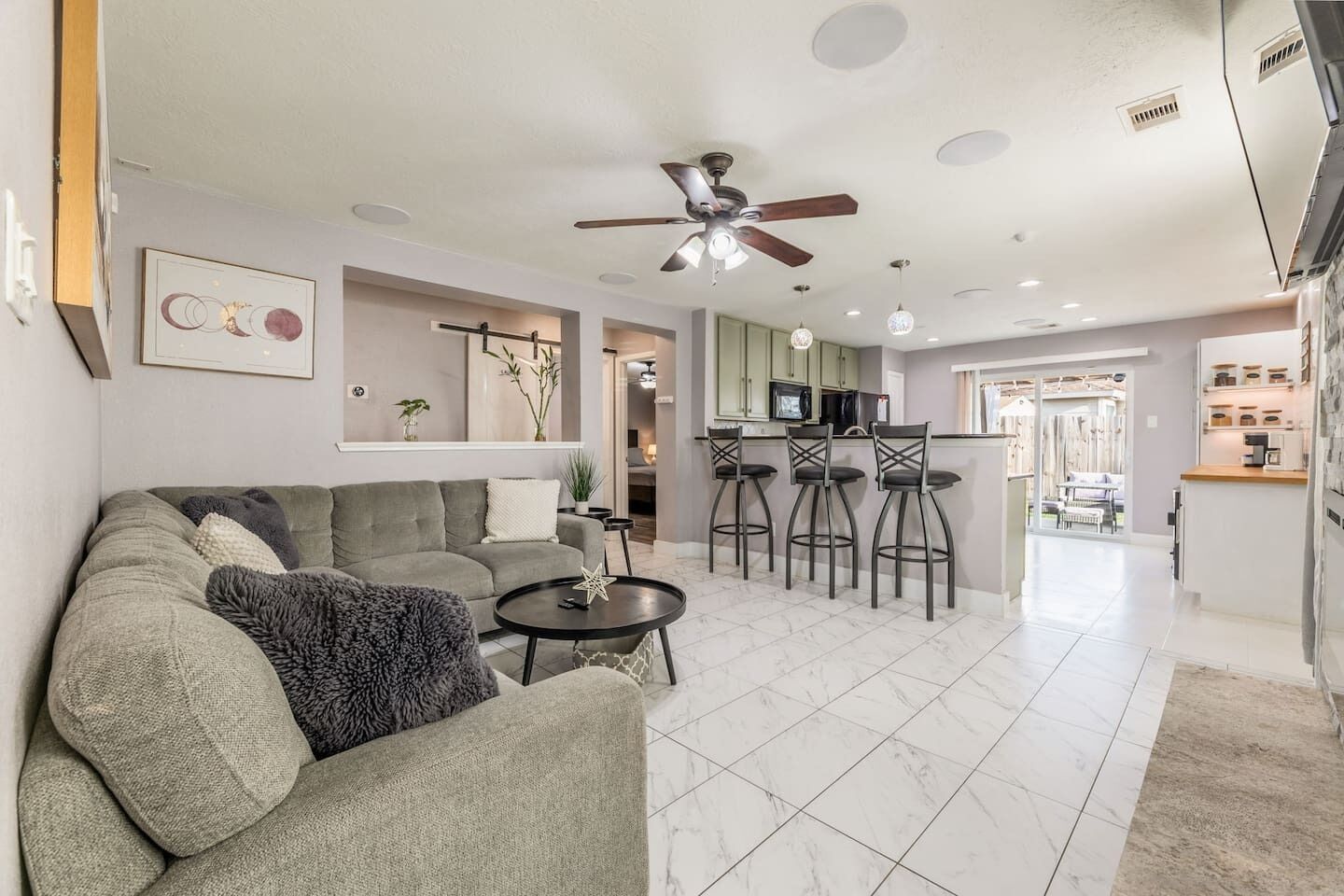 Smart TV, fireplace, stereo