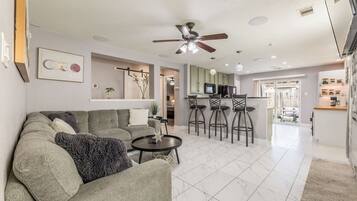 Una Smart TV, una chimenea, un reproductor estéreo