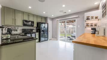 Coffee/tea maker, fridge, microwave, oven