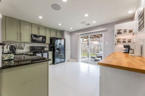 Fridge, microwave, oven, stovetop - Cozy 2-Bedroom Home w/ Study Room near IAH Airport (Houston)