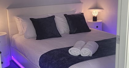 UNIT 3 .....PET-FRIENDLY ..OPPOSITE WATER..GARAGE PARKING..LOWER LEVEL..