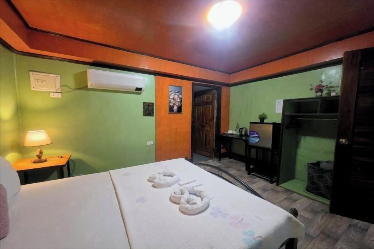 In-room safe, bed sheets