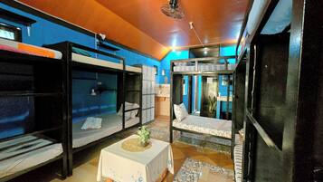 Fælles sovesal | Pengeskab på værelset, sengetøj