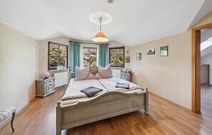 4 habitaciones, tabla de planchar con plancha y cuna de viaje 