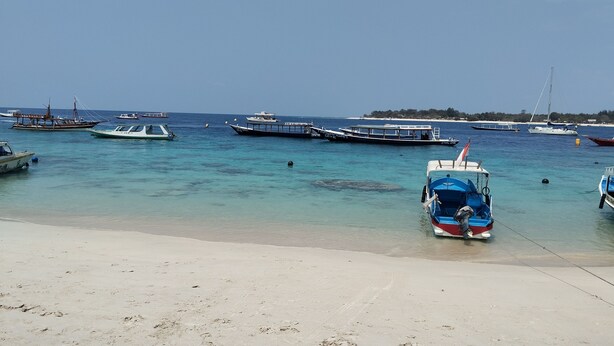 ใกล้ชายหาด, ทรายสีขาว