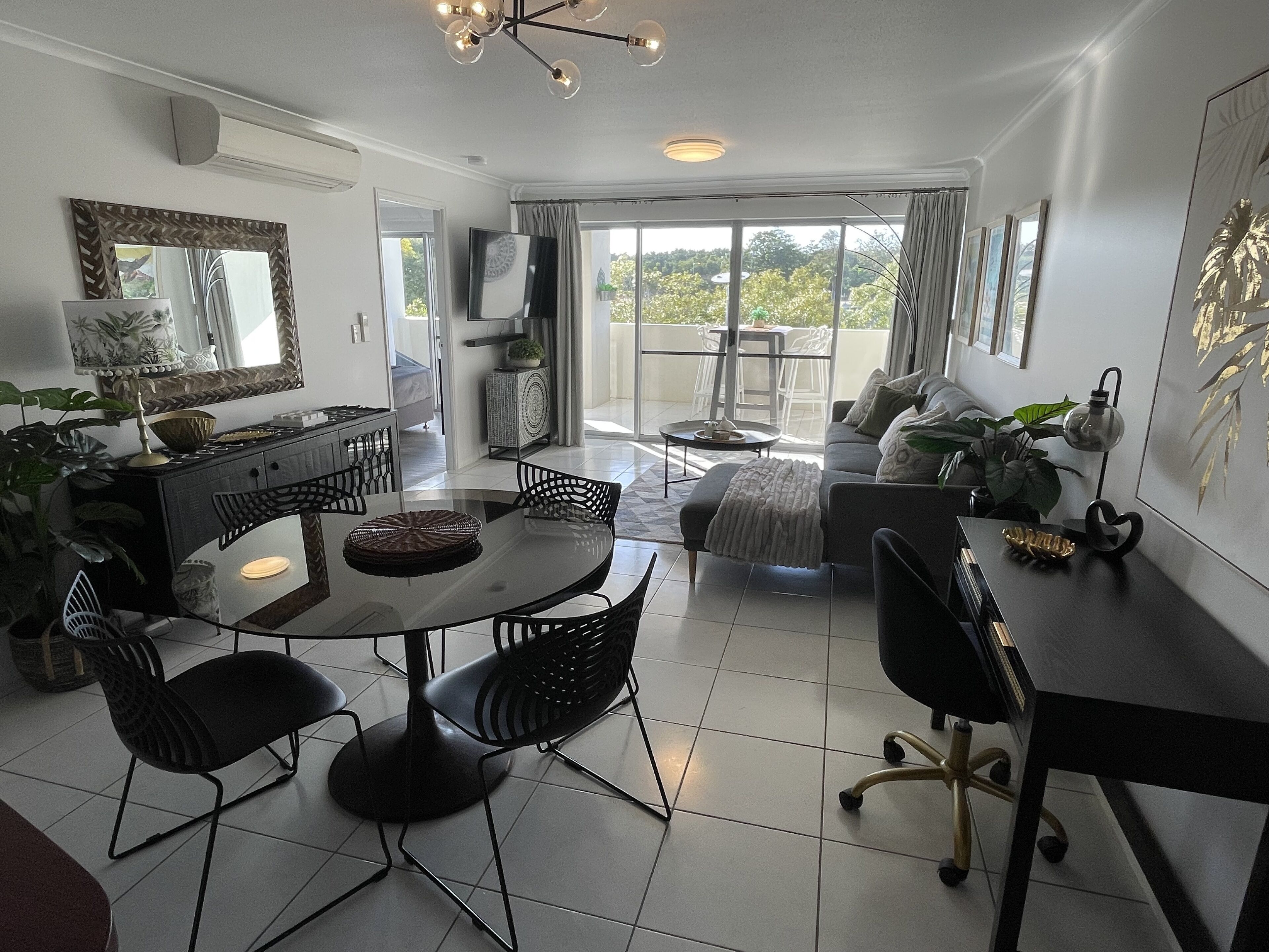 プレミアム アパートメント | リビング エリア | 55 インチの薄型テレビ (デジタル放送視聴可)