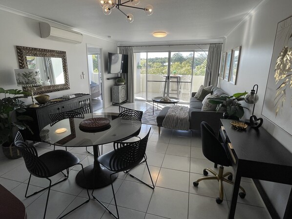 Premium-huoneisto | Oleskelualue | 55–tuumainen taulutelevisio, jossa digitaalikanavat