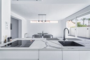Fridge, microwave, oven, stovetop - Villa Fresno with pool on Mar Menor Golf Resort (Torre-Pacheco)